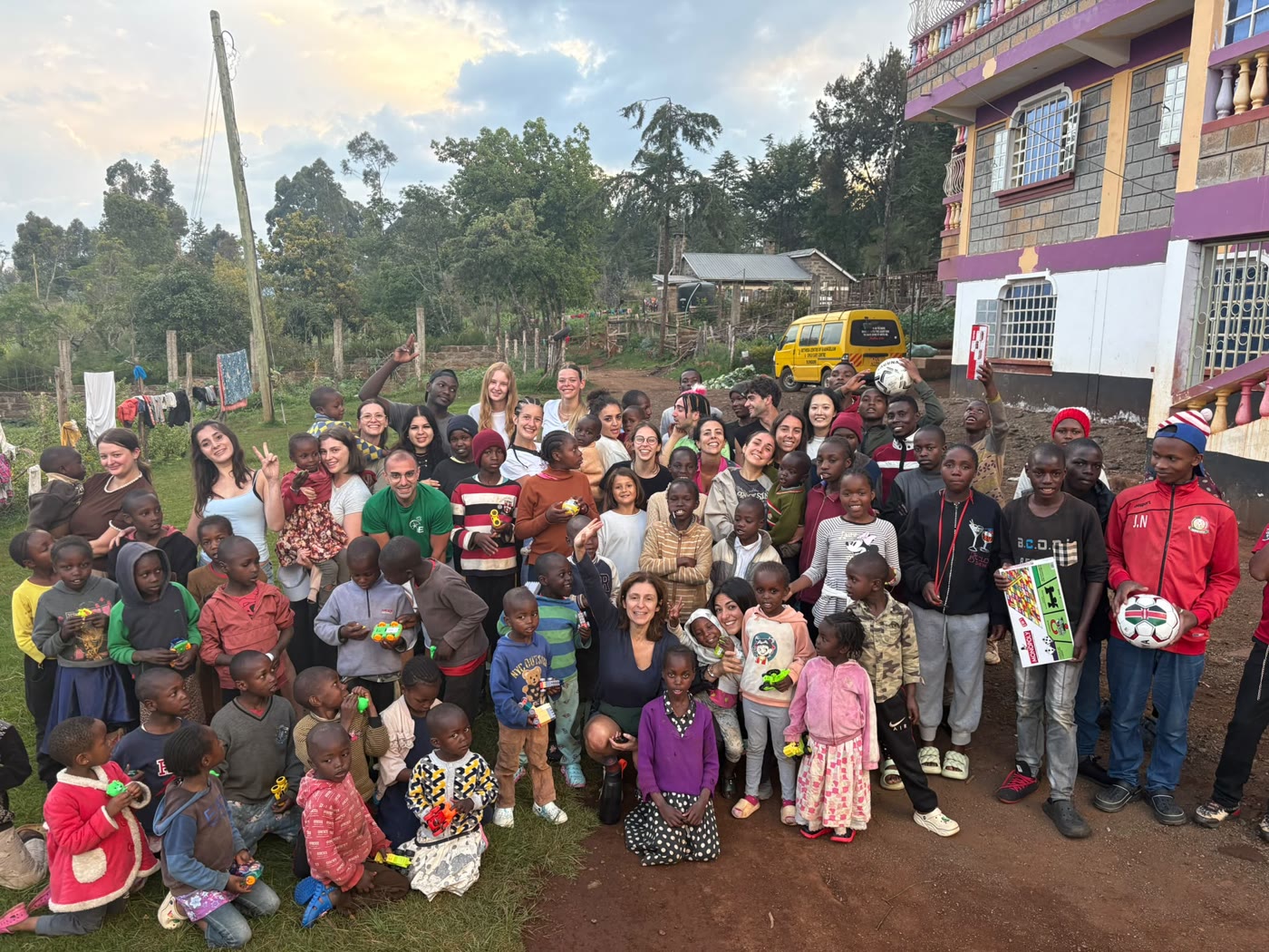 Volontari, staff e bambini riuniti all'esterno della struttura di Nakuru