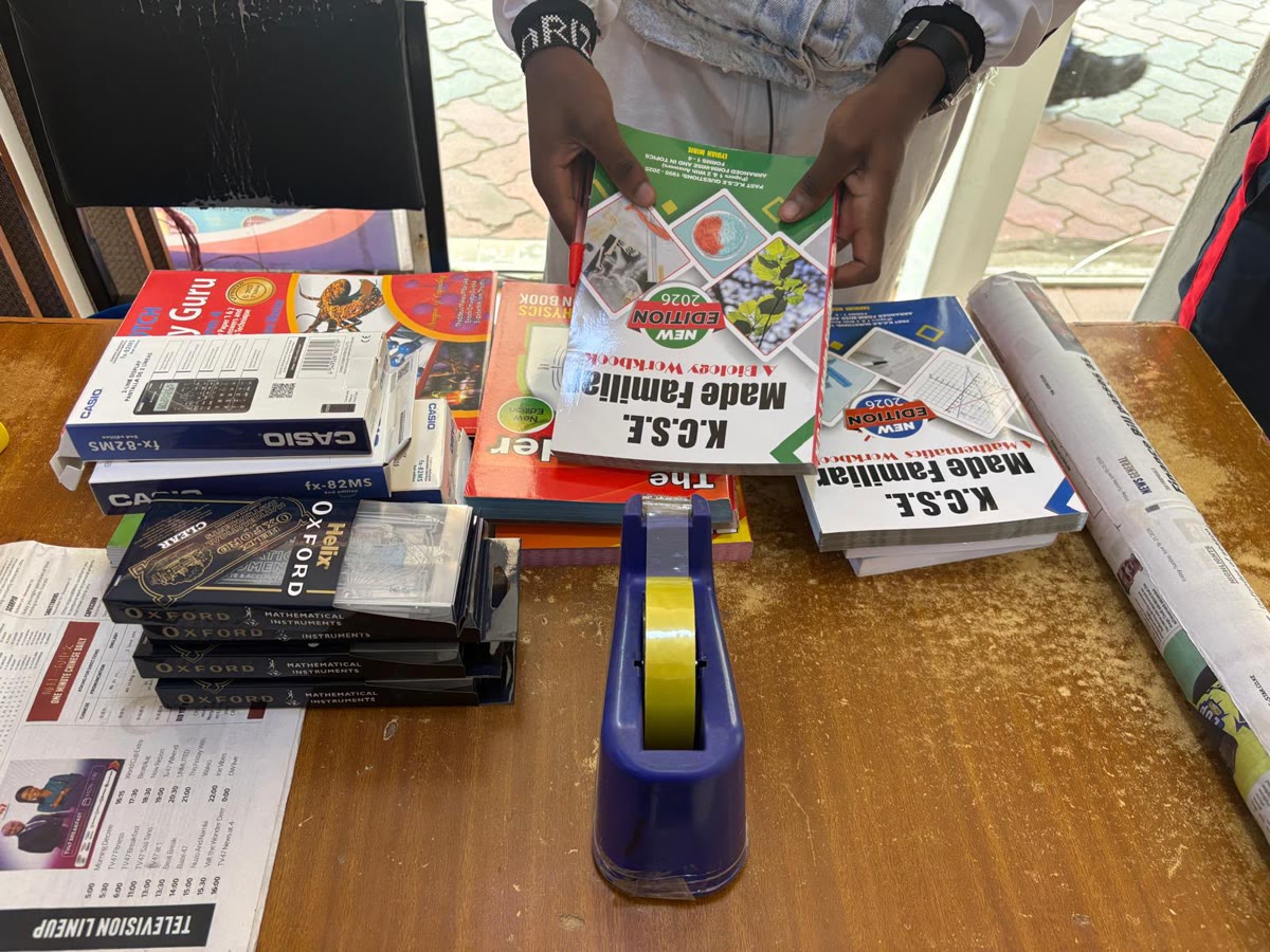 Libri, calcolatrici e materiale scolastico acquistati a Nakuru