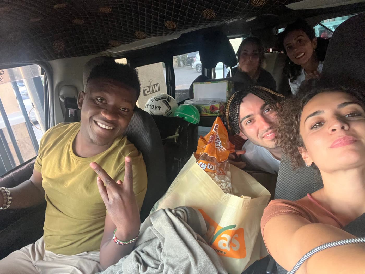Parte del gruppo in viaggio con sacchi e materiali acquistati per Bethesda